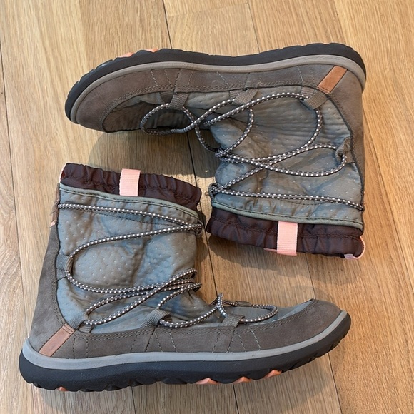 Clark’s Women’s Boots Aria Frost Ankle Faux Fur Lined Size 7 - Picture 3 of 8